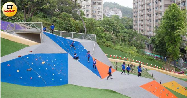 前身是福兴公墓的文山森林公园趣探险之丘，因漂亮又吸睛的北市最长溜滑梯，瞬间成为网红热门打卡地点。（图／黄威彬摄）