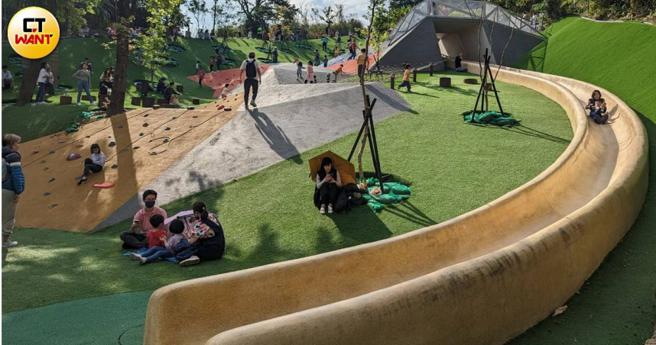 趣探险之丘在附近居民的抗议下，一度有拆除或截断溜滑梯的打算，以此降低孩童的嘻闹声，但却引发更大反对声浪。（图／林冠吟摄）