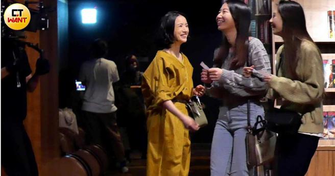 聊到开心之处，林依晨露出少女般灿笑，实在青春感满点。（图／本刊摄影组）