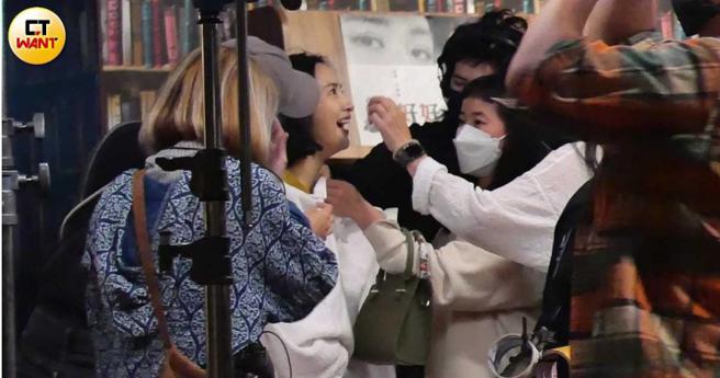 换场过程中工作人员帮林依晨补妆整理衣服。（图／本刊摄影组）