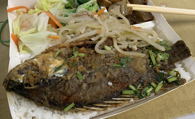 一名男网友表示，公司便当有4个配菜和1主菜，且主菜还是整只吴郭鱼。（图／爆废公社）