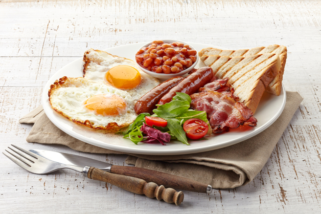 许多人早餐常吃的吐司、茶叶蛋都被列入高钠食物。（示意图／Shutterstock）