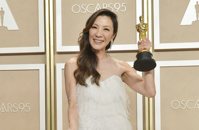 楊紫瓊主演的《媽的多重宇宙》橫掃7項奧斯卡以及100多項各式各樣的電影大獎。（圖／達志影像）