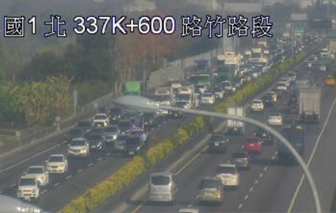 上班族注意！国1南下路竹段「2车追撞」，回堵3公里。(翻摄高速公路1968)