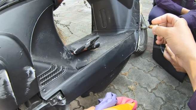 51歲邱男13日因闖紅燈遭攔查，居然還搜出「慶記」一枚。（高市鳳山分局提供／楊舒婷高雄傳真）