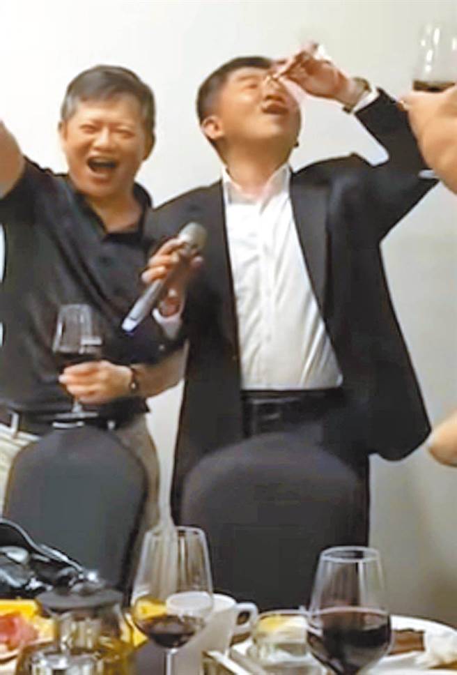 陈识中（左）前年遭爆料与卫福部长陈时中一起吃饭喝酒，还大讚陈时中「好酒量」。（摘自网路）（饮酒过量有碍健康）