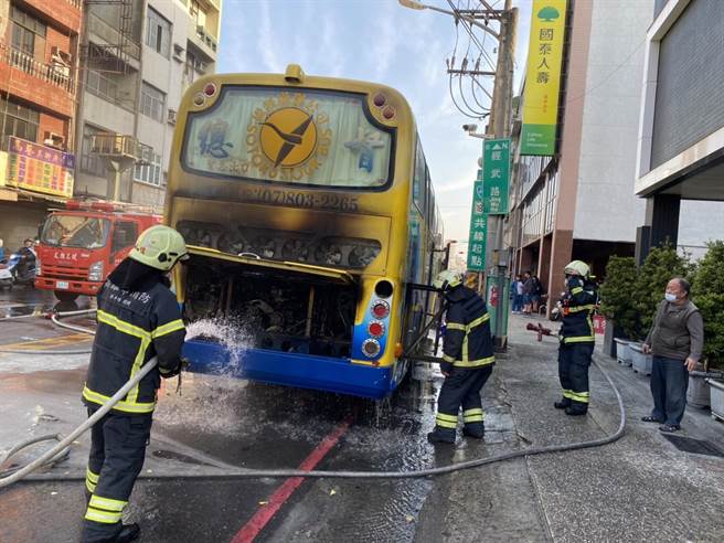 高雄市凤山商工载运学生的校车起火。（民眾提供／杨舒婷高雄传真）
