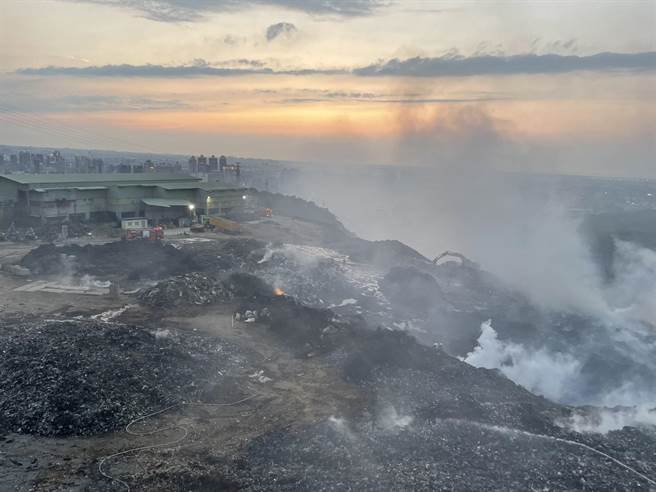 桃園市虎頭山會稽垃圾掩埋場燒了近26小時，終於在凌晨3點撲滅，圖為昨傍晚情況。(蔡依珍攝)