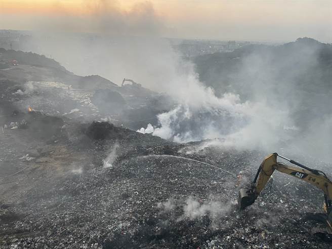 桃園市虎頭山會稽垃圾掩埋場燒了近26小時，終於在凌晨3點撲滅，圖為昨傍晚情況。(蔡依珍攝)