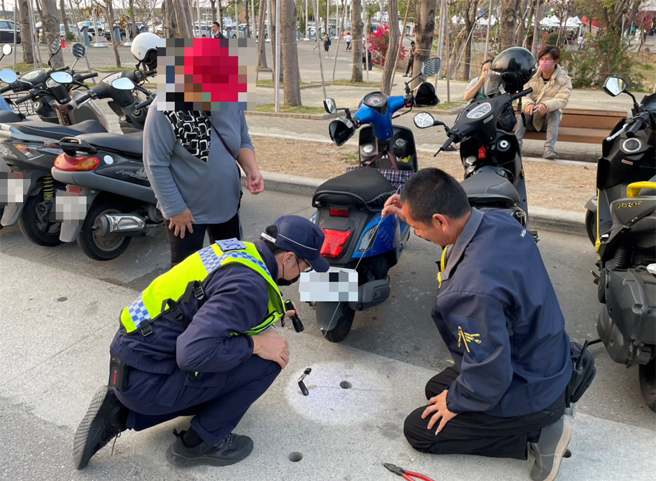 王姓妇人疑因中华队输球太过沮丧，准备骑机车要回家时，一时分神不慎导致钥匙掉到水沟内，求助无门下只能请警方帮忙。（台中市第五分局提供／冯惠宜台中传真）