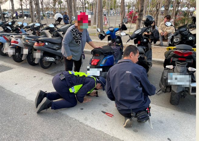 王姓妇人疑因中华队输球太过沮丧，准备骑机车要回家时，一时分神不慎导致钥匙掉到水沟内，求助无门下只能请警方帮忙。（台中市第五分局提供／冯惠宜台中传真）