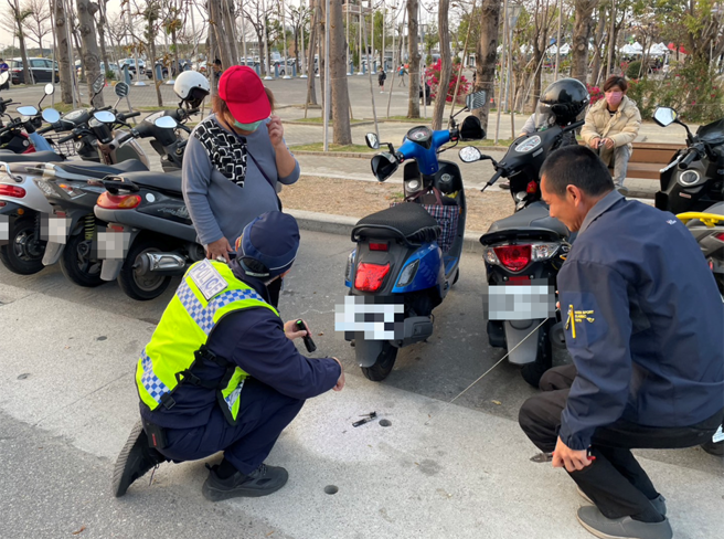 60岁王姓妇人一时分神不慎导致钥匙掉到水沟内，由于钥匙掉落位置并无水沟孔盖，无法人工打开，警方和球场工作人员以铁丝和吊挂方式勾起钥匙串最终将钥匙顺利勾出。（台中市第五分局提供／冯惠宜台中传真）