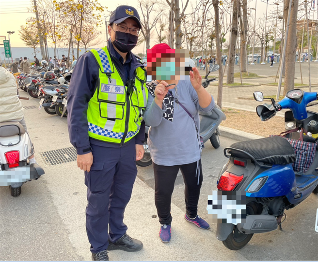 王妇看见钥匙被勾出来后非常开心并和警方合影，感谢警方帮忙。（台中市第五分局提供／冯惠宜台中传真）