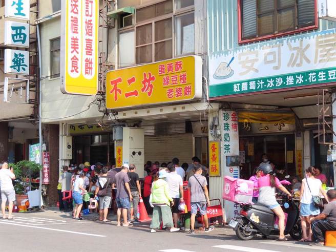 彰化蛋黃酥名店不二坊宣布，4月1日起調漲蛋黃酥價格。（資料照）