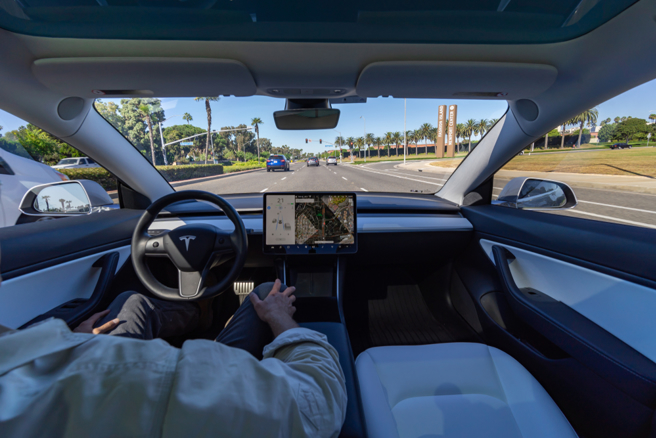 不少车主认为，特斯拉的自驾系统，在开车时双手不必放在方向盘上，其实是错误的。（示意图/达志影像/shutterstock）