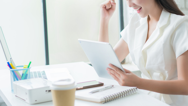 一位女子毕业后穷忙1年多，不过仍顺利存下50万元。（示意图，达志影像）