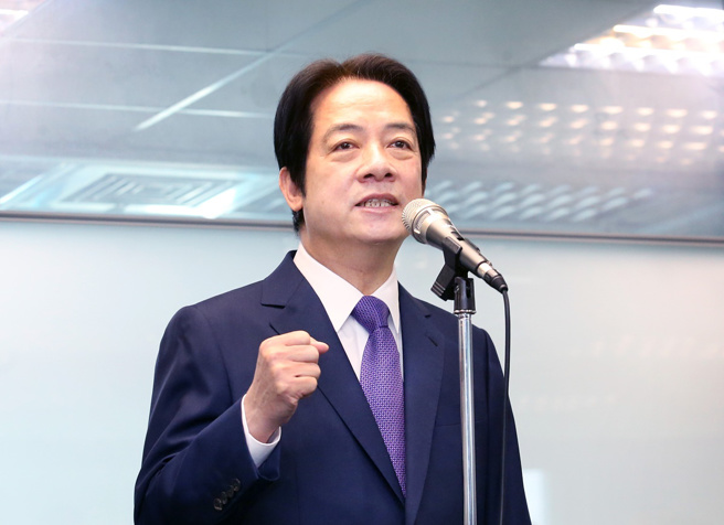 民進黨主席賴清德15日前往中央黨部辦理總統初選登記，並高呼「Team Taiwna，挺台灣」的口號。（范揚光攝）