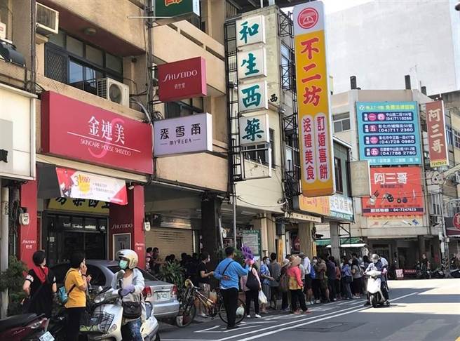 国内蛋荒延烧多月，彰化排队名店「不二坊蛋黄酥」，近日贴出公告，以物价上涨为由蛋黄酥4月1日起每颗上涨至50元，直逼便当价。(本报资料照片)