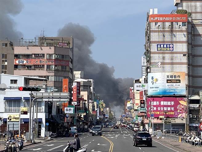 嘉义市民族路及吴凤北路附近今天上午大火。（廖素慧摄）