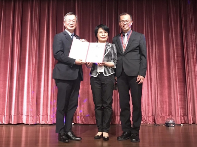 国立政治大学李蔡彦校长（左一）颁给地政学系硕士在职专班校友会毛惠玲理事长（中）当选证书。（政大地政系硕士在职专班校友会提供）