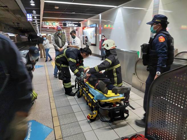 民眾不慎掉落到铁轨处，救护人员将人救起。（翻摄照片／高雄洪靖宜传真）