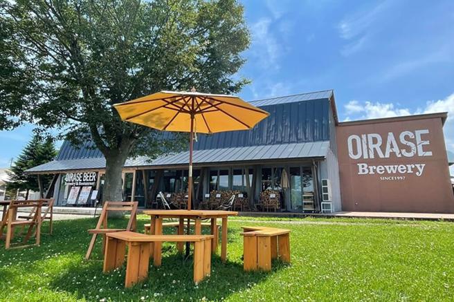 疫后新兴设施「OIRASE BEER Brewery & Reatsura」能感受青森美食美酒。　图：向日游顾问有限公司／来源