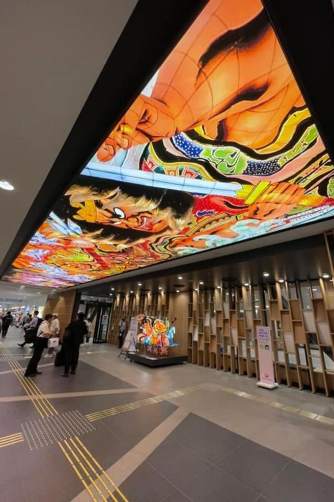 青森机场装潢结合「睡魔」元素，游客一下飞机就能感受青森的热情与活力。　图：向日游顾问有限公司／来源