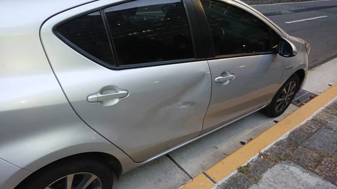 林男与同向杨男驾驶的轿车发生碰撞。(警方提供)