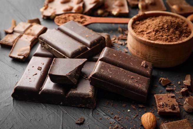 一项研究发现，男性吃巧克力有保护心臟的效果。(示意图/ Shutterstock )