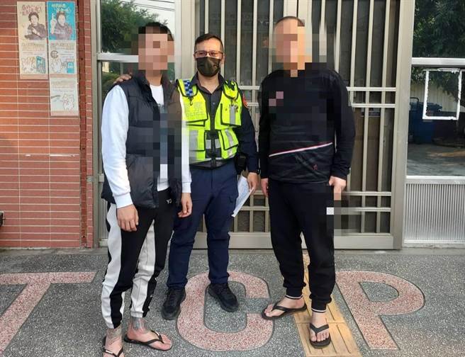 20多歲的施姓男子(左)，休假騎車到太平頭汴山區散心，未料傍晚欲返家時竟迷失在山區產業道路內，幸經員警協助，才順利脫困。（台中太平警分局提供／馮惠宜台中傳真）