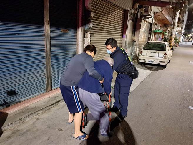 豐原區蔡姓老翁13日凌晨跌坐路旁，警方獲報馳援。（警方提供）