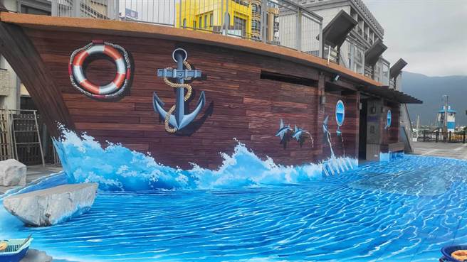 七星潭风景区旅客服务中心旁船型厕所墙面，完成大船彩绘、生动活拨。（花莲县府提供／王志伟花莲传真）