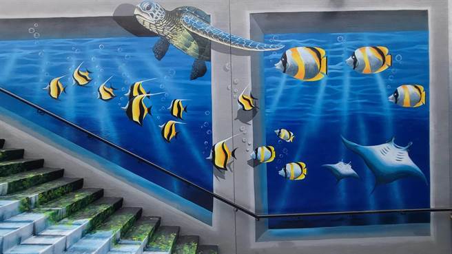 东大门夜市，海龟探出头。（花莲县府提供／王志伟花莲传真）