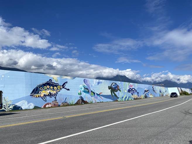 七星潭军方围墙整片彩绘。（花莲县府提供／王志伟花莲传真）