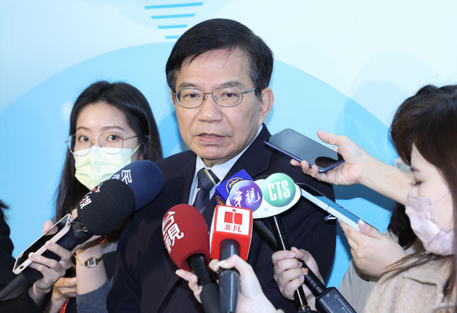 交通部长王国材（见图）15日出席台铁局「劳动节大会暨模范劳工表扬典礼」，受访表示台铁公司目标明年1月挂牌，台铁公司化15项子法大致确定，剩最后1项政府负担债务还在讨论。（陈俊吉摄）