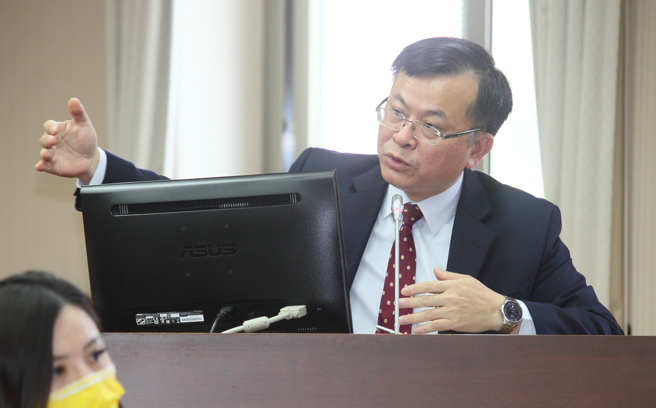 国家通讯传播委员会（NCC）主委陈耀祥（如图）因在镜电视申办执照争议中，疑似接受执政高层施压通过审查，因此遭检举涉嫌护航、瀆职。由于NCC位于台北地检署辖区，收案的士林地检署已将陈的瀆职案移转管辖至北检，至于裴伟涉嫌背信部分则仍由士检侦办，目前两人均为「他」字案被告，图为陈耀祥15日在立院列席报告业务概况。（张铠乙摄）