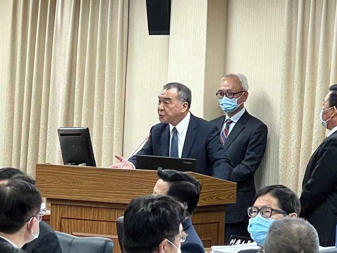 國防部長邱國正大動肝火，直指「講這種話就可惡」，更轟放話者是「抓著雞毛當令箭到處叫」。（李奇叡攝）