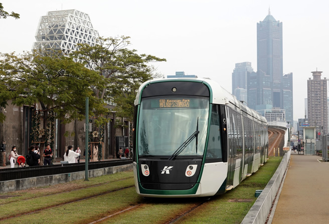 高雄轻轨「撞」况多!近半年「事故」议题讨论破1.3万笔 不装栅栏的原因是？（黄世麒摄）