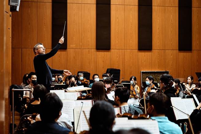 爱沙尼亚指挥家欧拉里．艾尔兹首次来台，将指挥国家交响乐团，演出一整场德国作曲家孟德尔颂曲目。（国家交响乐团提供）