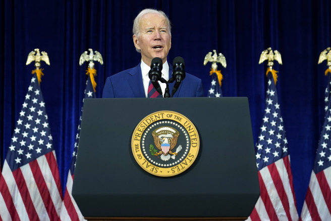 拜登表示已签署行政命令，加强购枪者的背景查核、宣导更安全的武器存放方式，并确保去年夏天颁布的跨党派枪枝管制法让执法机关有更大施展空间。（图/ 美联社）