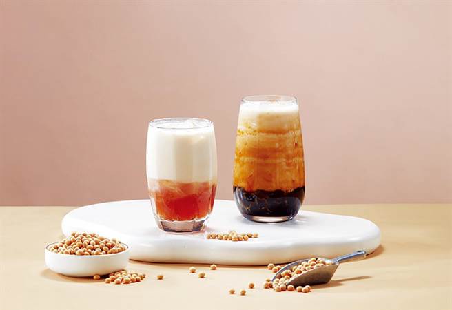 85℃推出两款香浓豆浆系列饮品「黑糖珍珠豆奶和豆奶红茶」，搭配锡兰红茶和每日现煮的Q弹黑糖珍珠，每一口都能感受到香气浓醇的豆浆。（85℃提供／冯惠宜台中传真）
