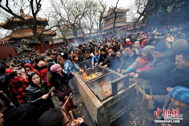 近期大陆年轻人掀起寺庙游的热潮，2月以来寺庙景区的预订票中，「90后」「00后」占比近50％。（中新社）