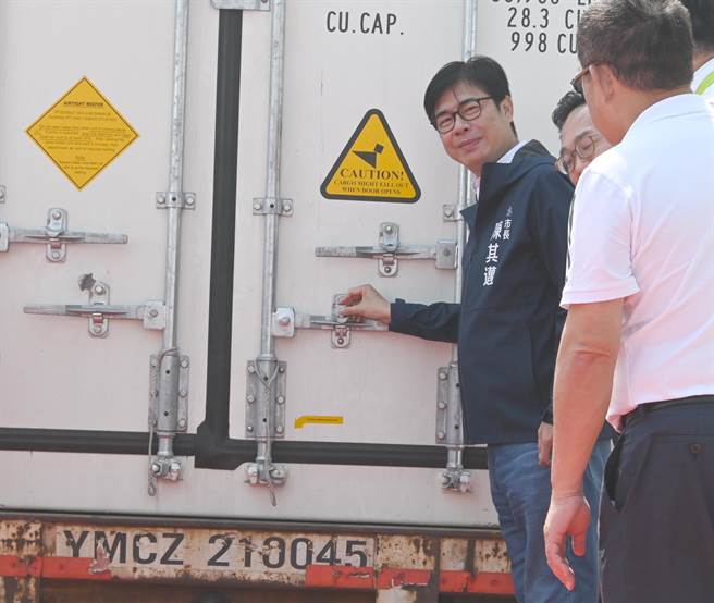 高雄市长陈其迈（左）15日上午出席白带鱼外销日本封柜记者会。（林瑞益摄）