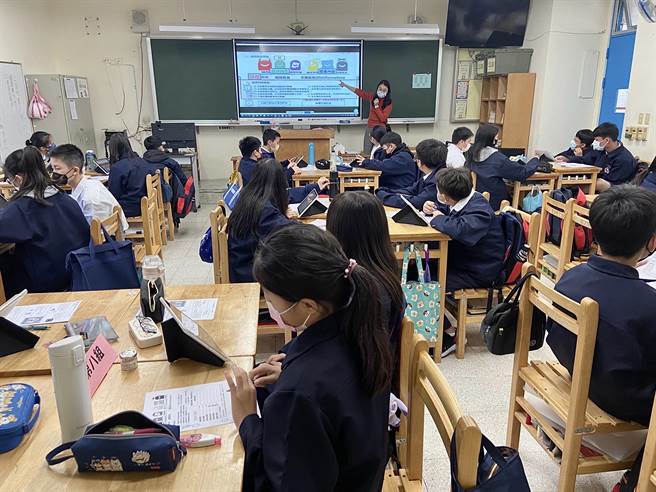 保障教育人员权益，新北市政府配合中央修正发布「公务人员保障法及各机关加班费支给办法」，新北教师补休期限延长为2年。（新北市教育局提供）