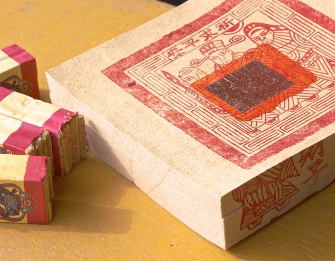 大陆一名拾荒男拿冥纸「买」肉，未料店家竟没赶他走，甚至还欣然收下，在网路上引发讨论。(示意图/达志影像)