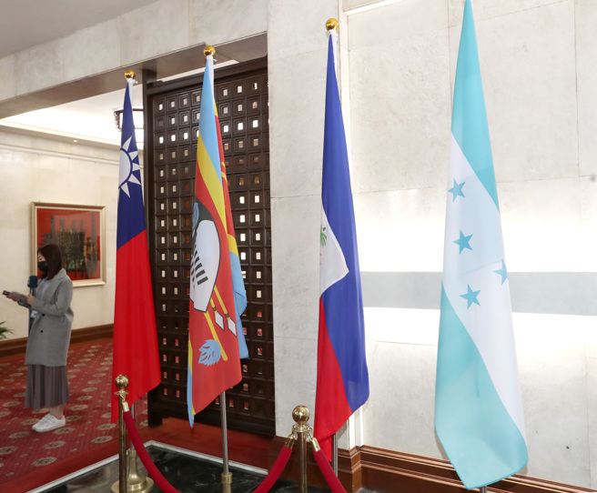 宏都拉斯总统卡斯楚宣布将寻求与大陆建交，引发各界关注，但今日宏国国旗（最右）仍在外交部大厅陈列。（郑任南摄）