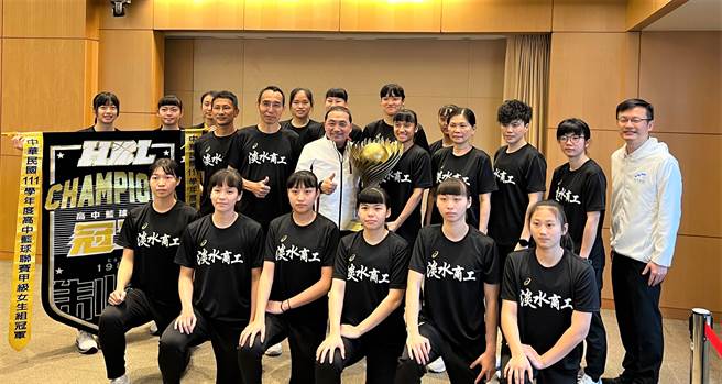 淡水商工女子篮球队缔造HBL4连霸于市政会议献奖予侯友宜市长(第2排右6)。(黄敬文翻摄)