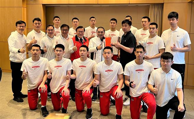 侯友宜市长颁发南山高中奖励金，肯定球员「努力拚、不放弃」的运动精神。(黄敬文翻摄)