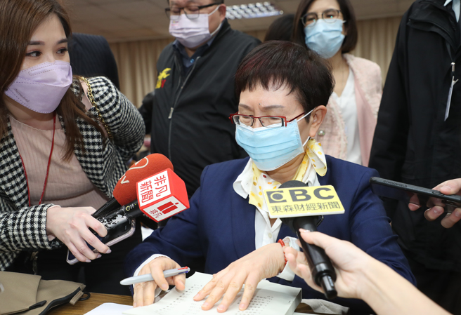 立法院财政、内政、经济、教育及文化、交通、社会福利及卫生环境委员会联席会议8日审查行政院函请审议「中央政府疫后强化经济与社会韧性及全民共享经济成果特别预算案」，出席的财政部长庄翠云。（刘宗龙摄）