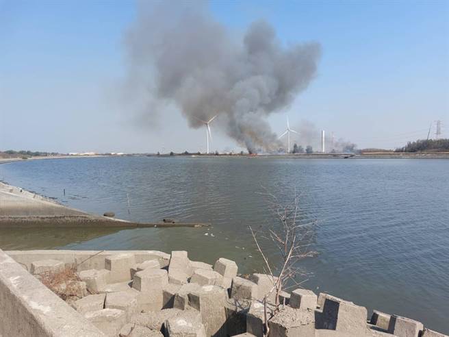 雲林縣麥寮鄉六輕工業區周邊雜草火警頻傳，消防人員呼籲天乾物燥小心火燭。（摘自雲林離島工業區服務中心／張朝欣雲林傳真）